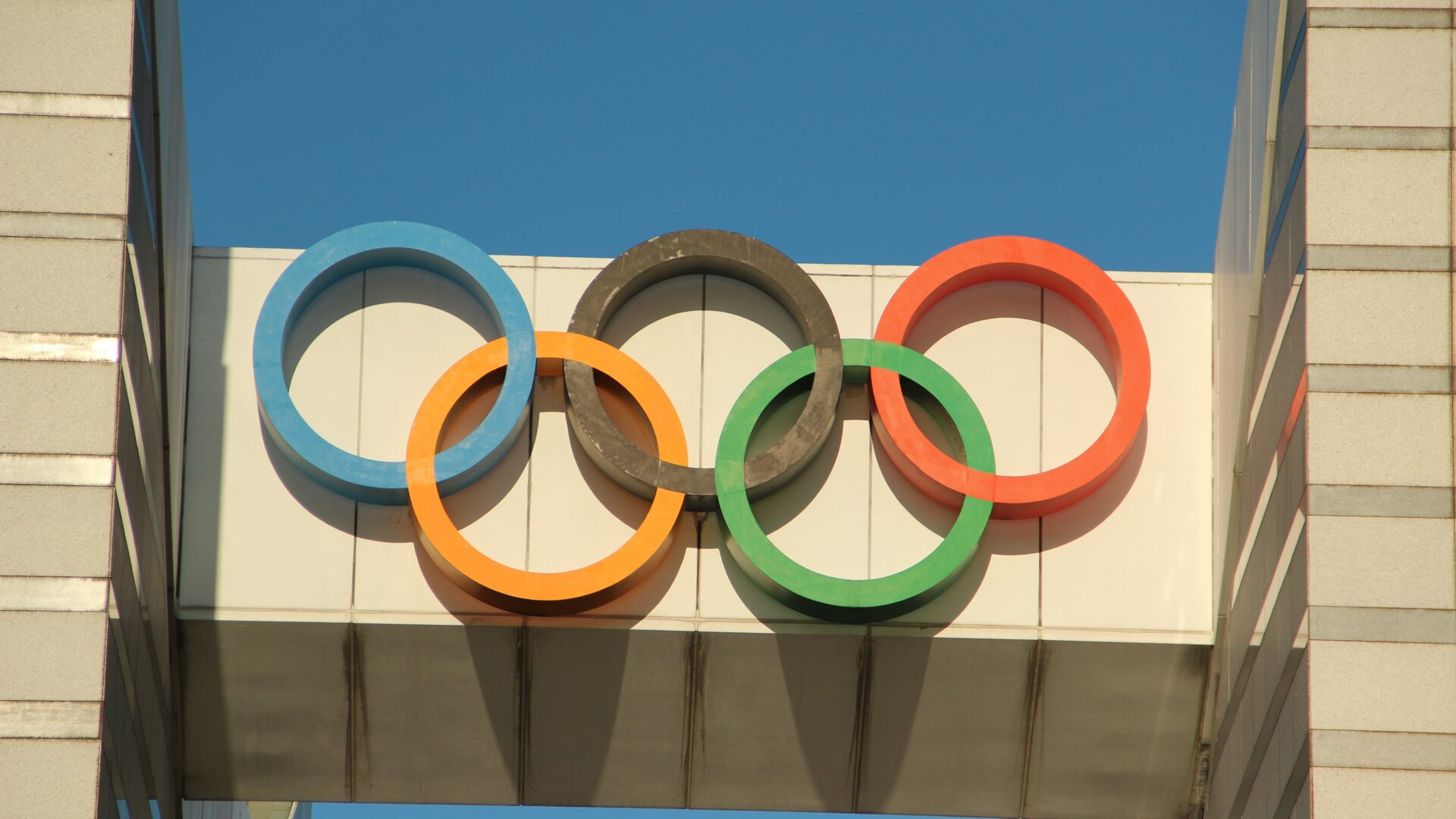 Logo des Jeux Olympiques sur un batiment