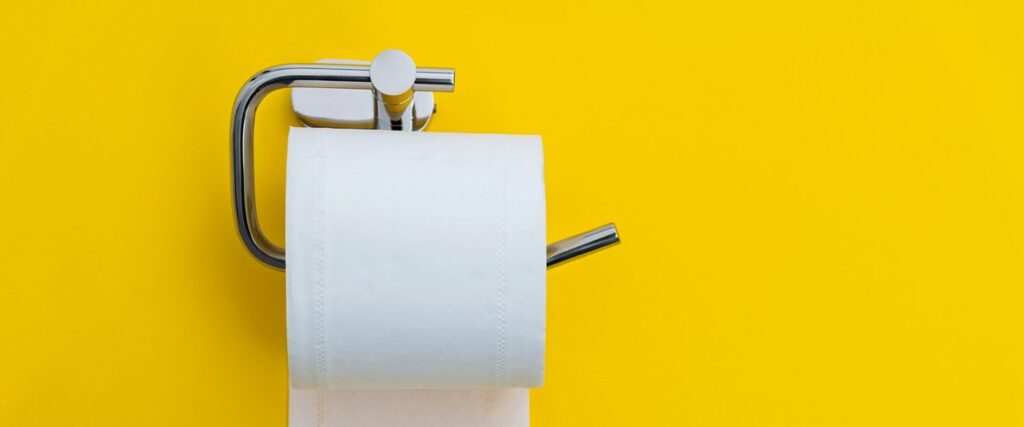 Photo de papier toilette sur fond jaune