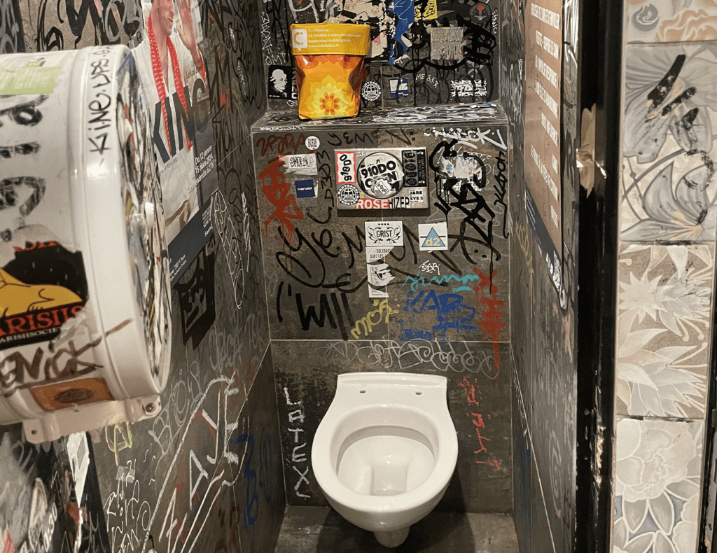 ICI Toilettes - Aux Folies Bar Paris 1