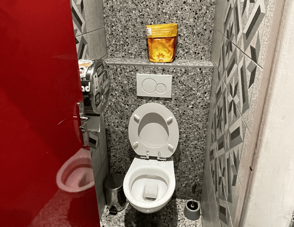 ICI Toilettes - Les Rigoles Bar Paris 1