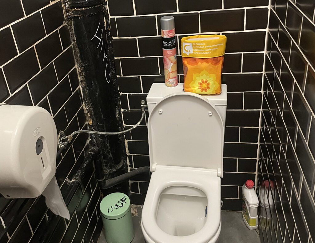 ICI Toilettes - OSoleil Bar Paris 1