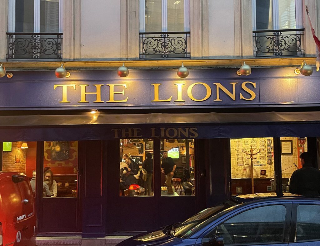 ICI Toilettes - The Lions Bar Paris 2