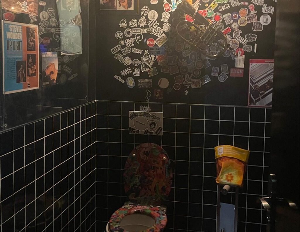 ICI Toilettes ADN Montmartre Bar Paris 1