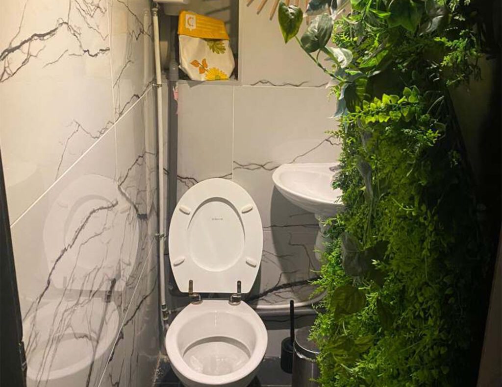 ICI Toilettes The Jungle Bar Café 1